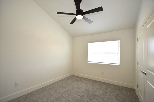 Building Photo - 401 Azurite Rd