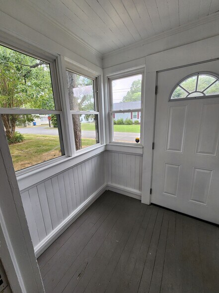 Covered porch/sunroom - 1610 Lowder St