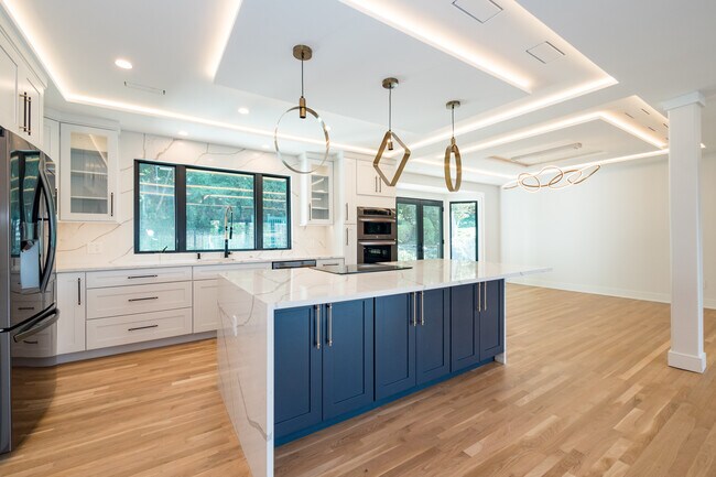 Building Photo - 611 W 49th St