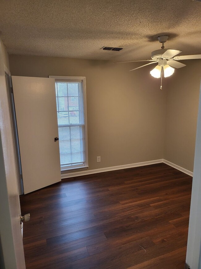 Building Photo - Nice brick ranch 4 bedroom 2 bath in Hermi...