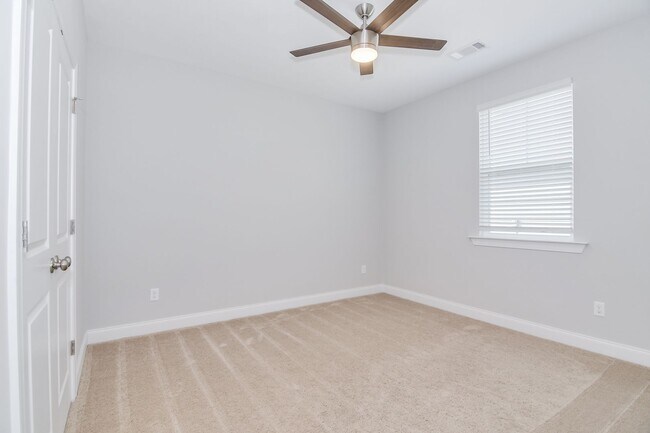 Building Photo - 3 Bedroom 2 Bathroom Ranch