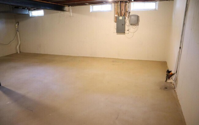 Building Photo - Fabulous Updated 4 Bedroom, 2.5 Bathroom H...