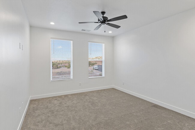 Building Photo - 1082 W Albertine Ln
