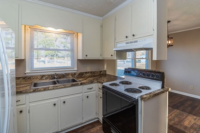 Building Photo - Adorable Brick Ranch 3 BR | 1.5 BA in Goldsboro