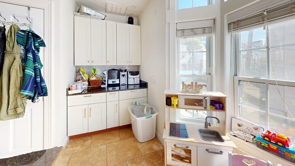 Building Photo - 272 Bowen St