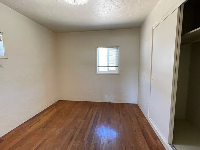 Building Photo - Centrally Located Two Bedroom Home