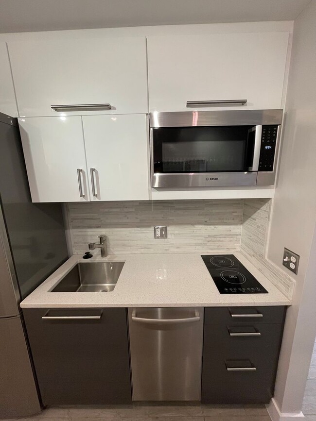 Building Photo - Logan Circle Beautifully Renovated Studio ...