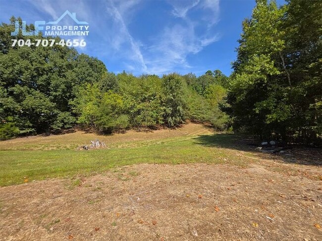 Building Photo - Fully Renovated 3 Bed/1 Bath Cottage in Wo...