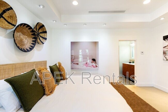 Building Photo - 690 W Linda Vista Dr