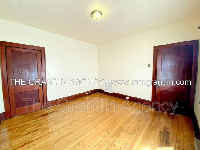 Building Photo - 1129 Stewart Ave SE