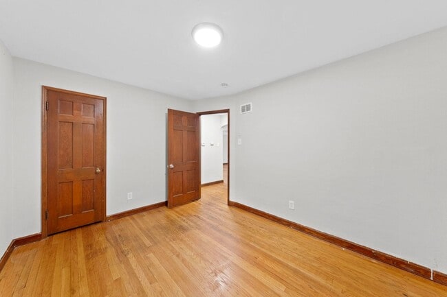 Building Photo - 2 bedroom Single Family Home with Fenced i...