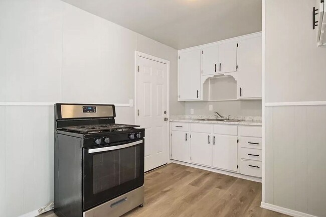 Building Photo - Cozy 3BD/1BTH Home Conveniently Located near I-240 & I-44