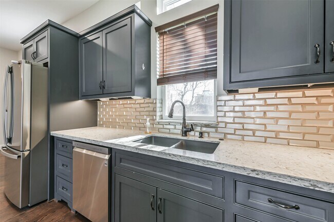 Building Photo - 2422 Hadley St