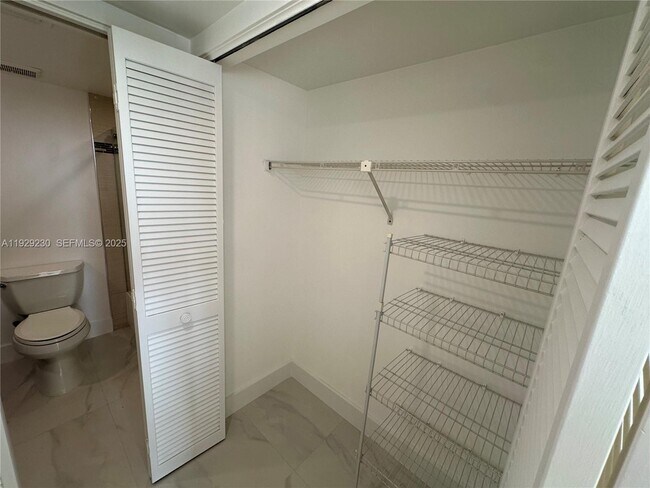 Building Photo - 6797 Willow Wood Dr