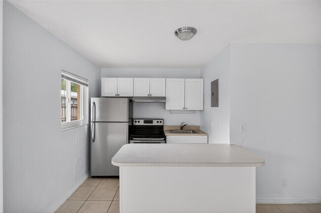 Building Photo - 709 SW 13th Ave