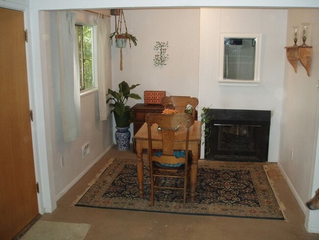 Building Photo - FREE 50in FLAT SCREEN TV Move in Special!!...