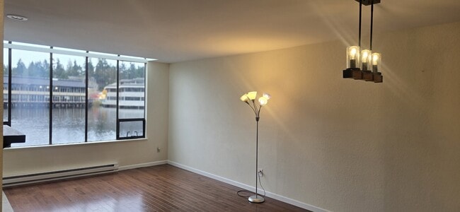 Building Photo - 7 Lake Bellevue Dr