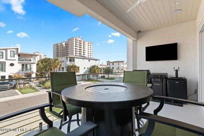 Building Photo - 114 12th Ave S