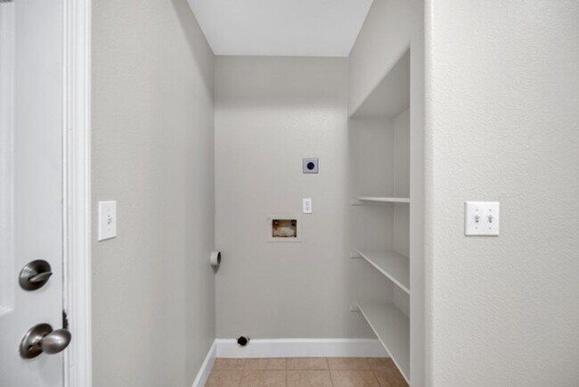 Building Photo - Townhouse - Beautiful 4bdrm, 3 bath - Rocklin