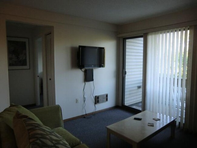 Building Photo - **WINTER RENTAL** 2 Bedroom Condo Near Wei...