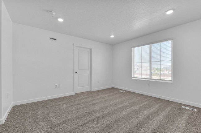 Building Photo - 1523 E 720 N