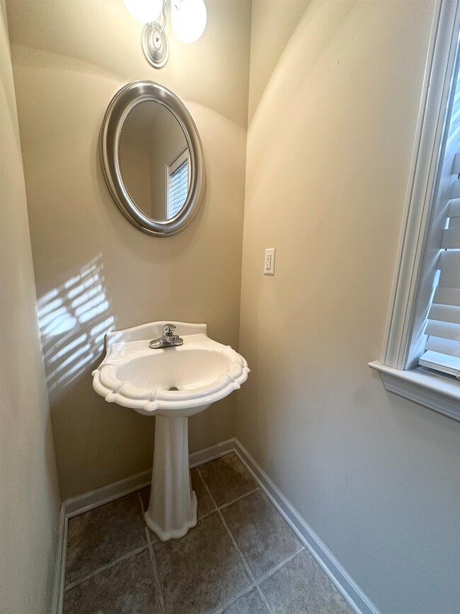 Building Photo - 8516 Shady Elm Dr