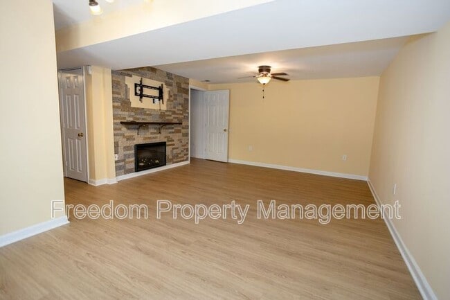 Building Photo - 5685 Roundtree Dr