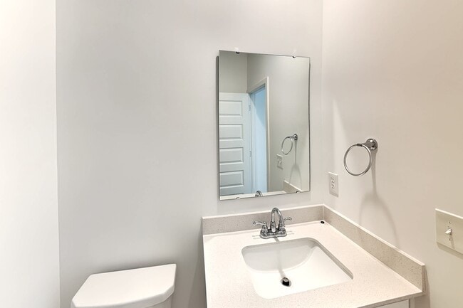 Building Photo - 842 Holmdale Dr