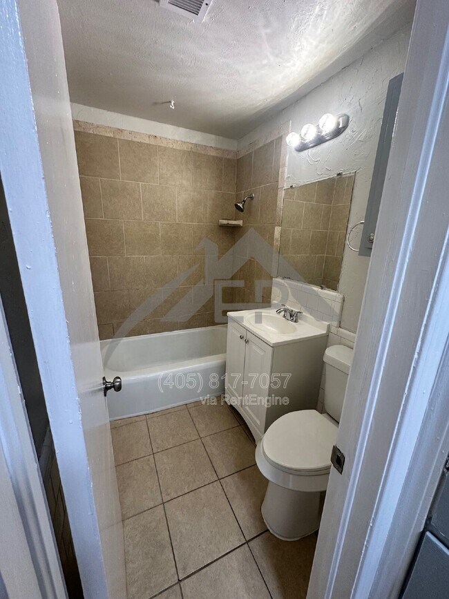 Building Photo - 216 W 4th St