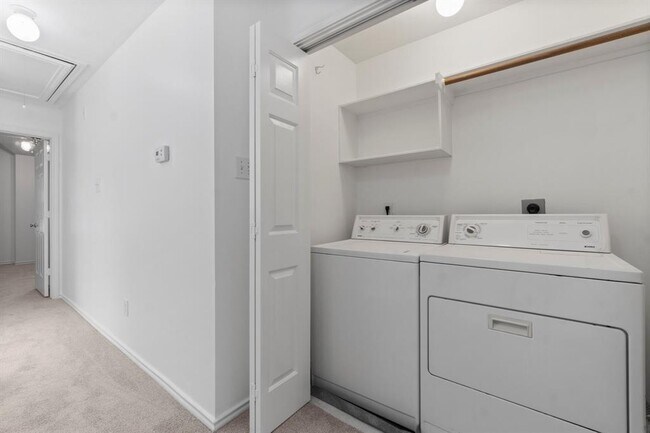Building Photo - 122 S Walden Elms Cir