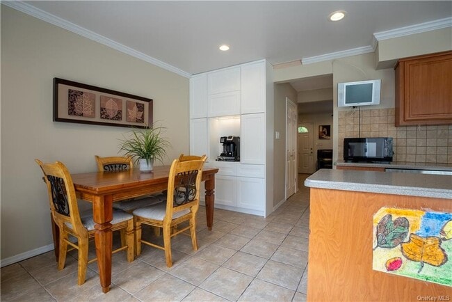 Building Photo - 204 Old Country Rd