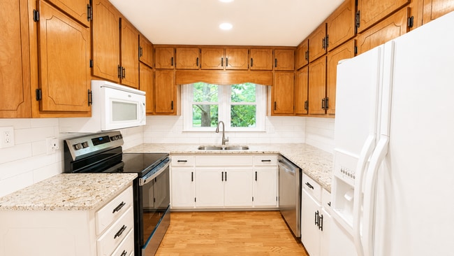 Building Photo - Well maintained Swannanoa Rental Home!