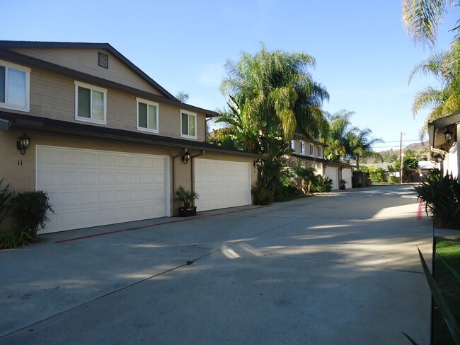 Building Photo - GORGEOUS TOWNHOME 3 BR, 2.5 BA, 2 CAR GARAGE