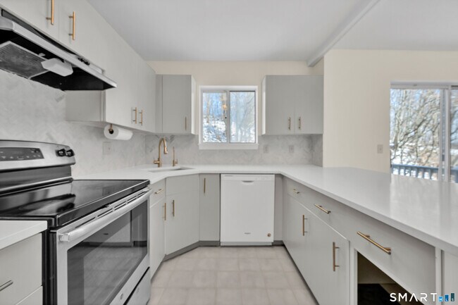 Building Photo - 925 Oronoke Rd