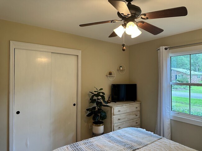 Building Photo - 2204 N Dallerton Cir