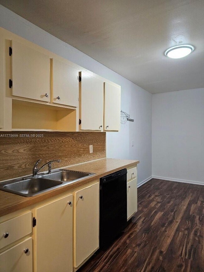 Building Photo - 1301 NE 7th St