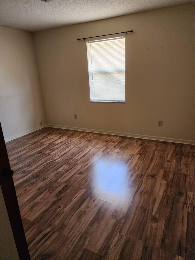 Building Photo - 1014 NW Lake City Ave