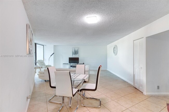 Building Photo - 800 Parkview Dr