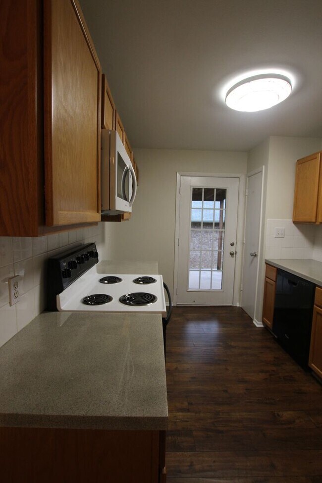 Building Photo - 408 Redbud Cir
