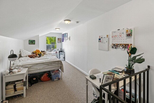 Building Photo - Well-maintained 2-bedroom, 1-bath bi-level apartment | Washington Square West