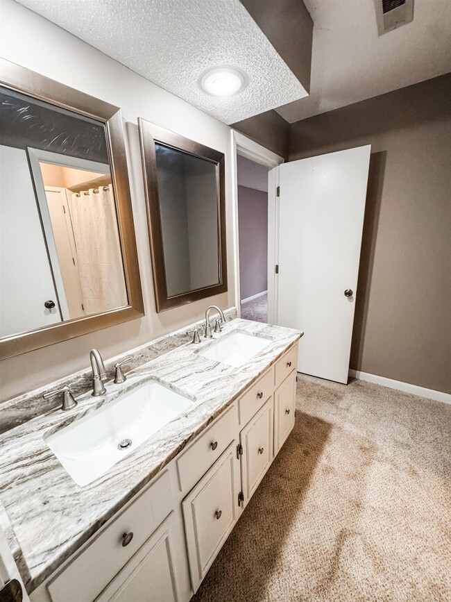 Building Photo - 166 E Lawnwood Dr