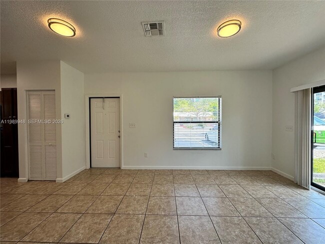 Building Photo - 1027 NE 10th Ave