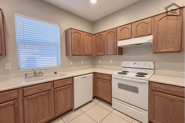 Building Photo - 4Bed/2.5 Bath House at Greenway/75th Ave! Ready for Immediate Move-In! -- Gated Community!