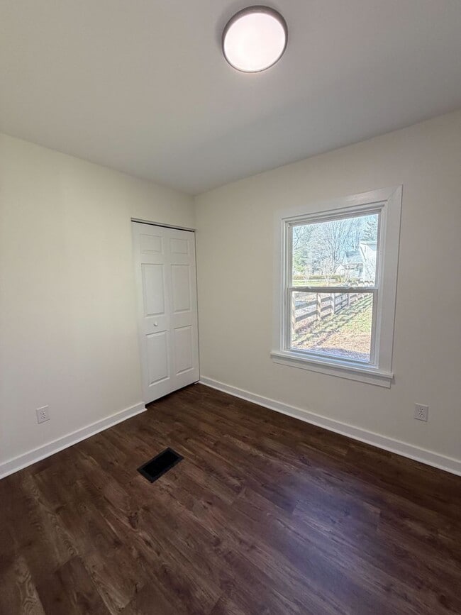 Building Photo - 2 Bed | 2 Bath | Office/Flex Room | 1 Acre Lot | Pickerington Schools