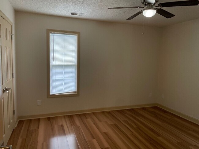 Building Photo - 1300