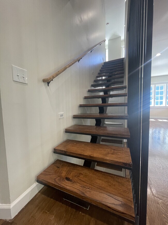 Building Photo - 616 Illinois St