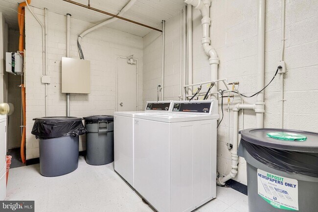 Building Photo - 3515 Washington Blvd