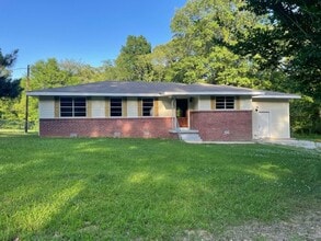 Building Photo - Renovated 3 Bedroom 2 Home on 1 Acre!