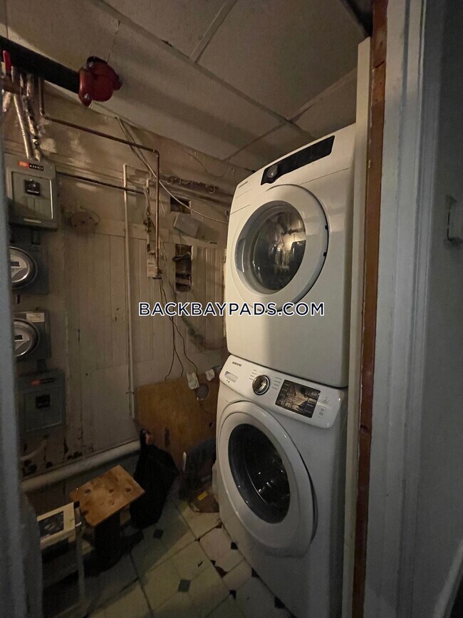 Building Photo - 370 Marlborough St