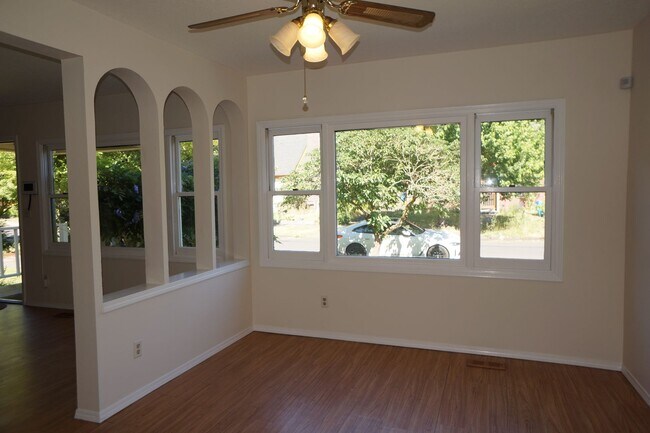 Building Photo - NE Portland 3 bedroom Rose City Park